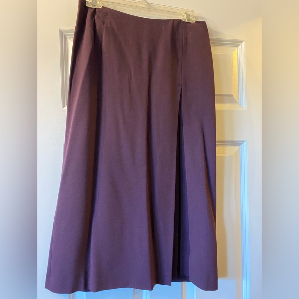 D skirt in purple with slit on the side. Made in Italy. Size 42. Good condition
